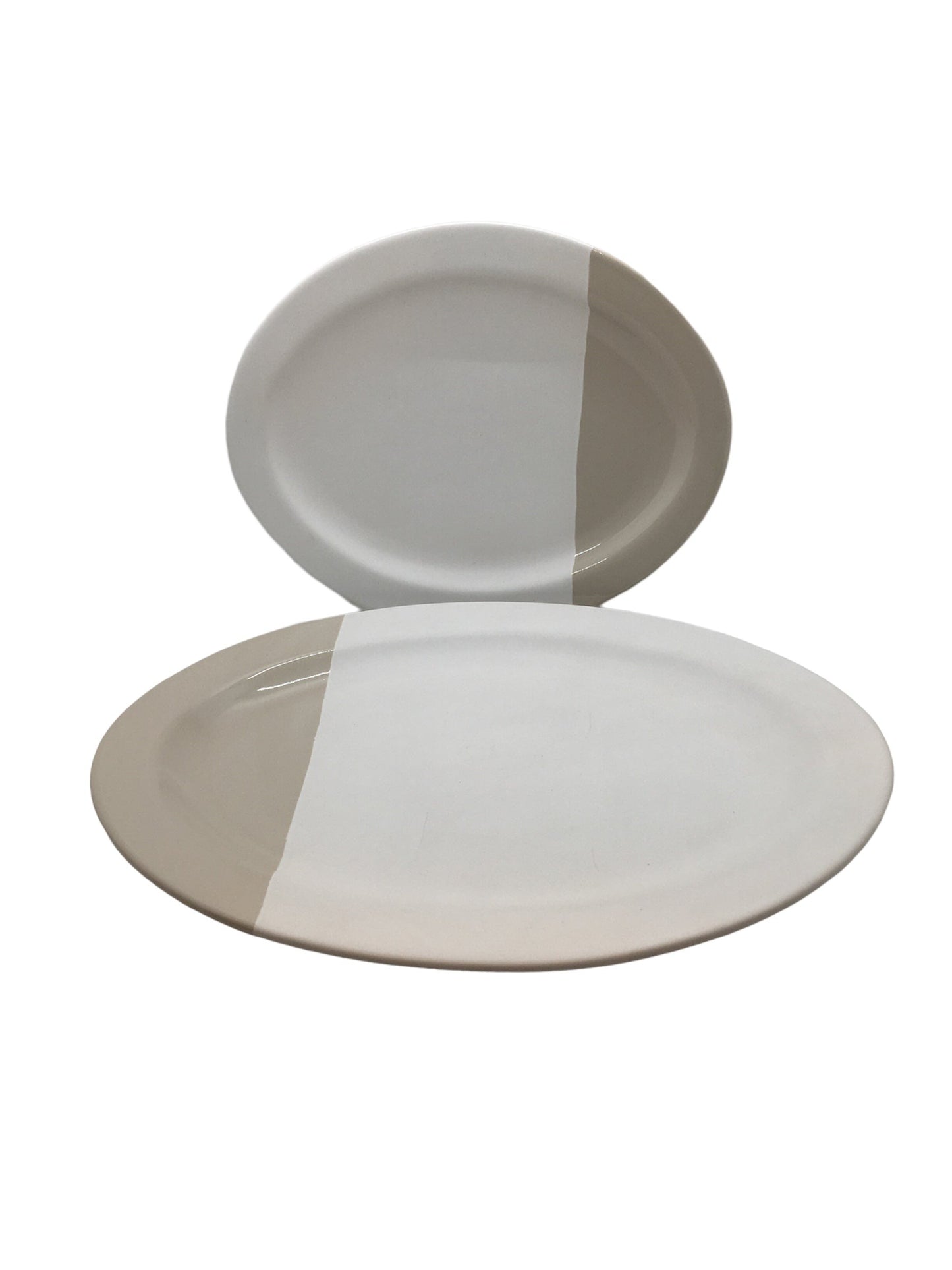 Set 2 piatti ovali in ceramica, di colore avorio con fascia color tortora. Dimensioni: grande cm 31,5 x 25,5, piccolo cm 25 x 20,5. realizzato a mano, differenze di colore, irregolarità ed imperfezioni non sono da considerarsi difetti ma caratteristiche tipiche di questa lavorazione. In negozio e online su tuttochic.it