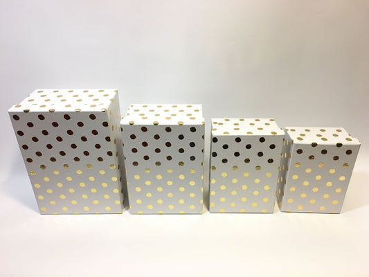 Set di 4 scatole regalo rettangolari in cartone bianco con decorazione pois color oro. Dimensioni: scatola piccola cm 18 x 13 x 7,7 h scatola media cm 20 x 14,5 x 8,5 h scatola grande cm 23 x 16,5 x 10,4 h scatola maxi cm 26 x 18,5 x 12 h. In negozio e online su tuttochic.it