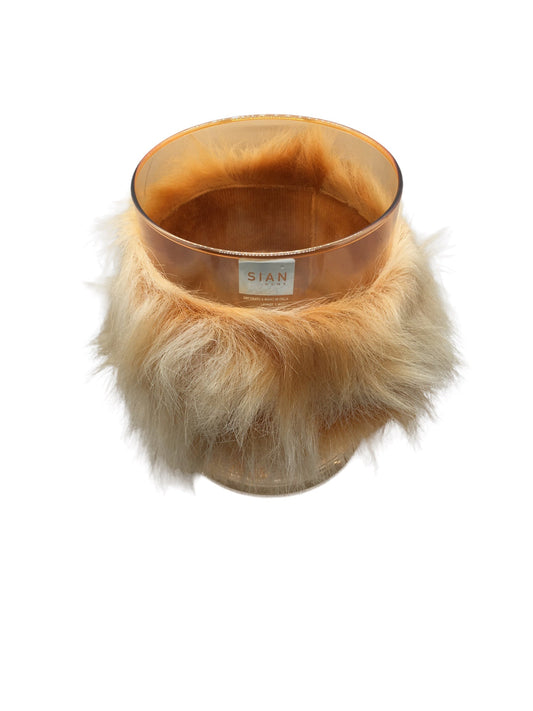 Vaso portafiori in vetro di colore ambra, decorato con pelliccia sintetica di colore beige sfumata bianca. Dimensioni: Ø cm 20 con pelliccia, x 20 h Decorata a mano in Italia, lavare a mano