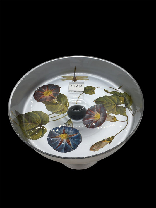 Alzata in vetro di colore argento con decorazione floreale. Dimensioni: Ø cm 18,5 x 15,5 h Decorata a mano in Italia, lavare a mano. In negozio e online su tuttochic.it