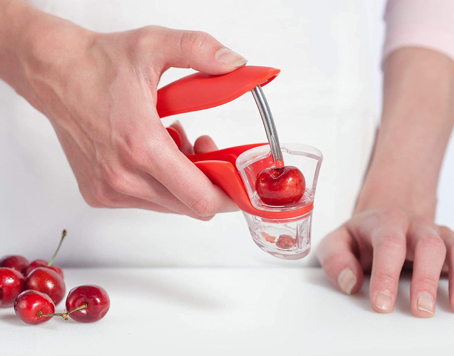 Innovativo snocciolatore di ciliegie rimuove rapidamente i noccioli dalle ciliegie con una sola spremitura. Il paraspruzzi regolabile ruota per proteggere gli utenti destrimani e mancini dagli schizzi di succo. Il serbatoio unico con fondo incernierato raccoglie i noccioli dopo essere stati rimossi dalla frutta.