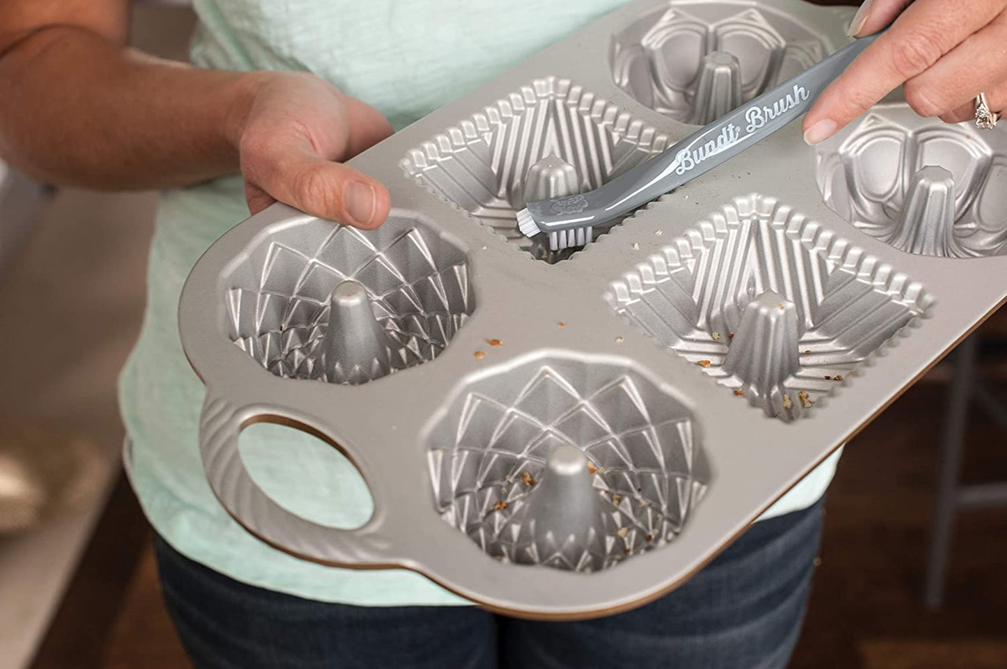 Strumento ideale per rimuovere gli zuccheri e i grassi residui dopo la cottura anche nei punti più difficili dei famosi stampi Bundt Cake. Strumento 3 in 1: include una spazzola angolata, un raschietto piatto e un plettro appuntito per punti difficili. Dimensioni: 18,6 cm. In negozio e online su tuttochic.it