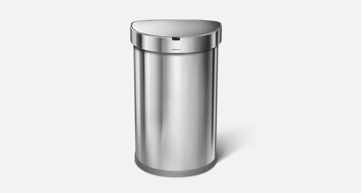 Portarifiuti in acciaio inox molto capiente con sensore. Gli infrarossi rilevano nella zona frontale il semplice movimento della mano aprendo automaticamente il coperchio. In negozio e online su tuttochic.it