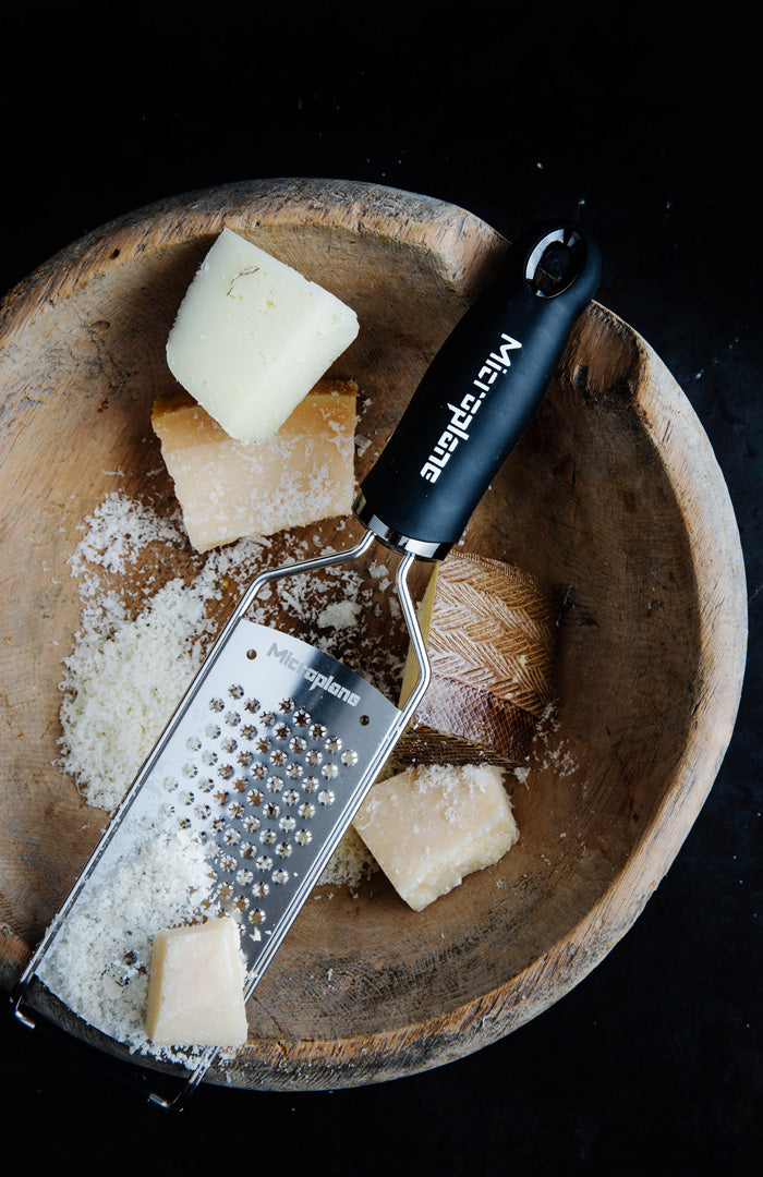 Grattugia Gourmet lama a stella. L'affilatissima e foto-incisa lama a stella trasforma formaggi a pasta dura, cioccolato, noce moscata e molto altro in leggerissimi fiocchi con cui guarnire i vostri piatti! Facile da pulire: sciacquare a mano sotto acqua corrente Lavabile in lavastoviglie. Misura: 31,2 cm x 7,5 cm x 3,00 cm Superficie grattugia: 12.6 cm x 6 cm. In negozio e online su tuttochic.it