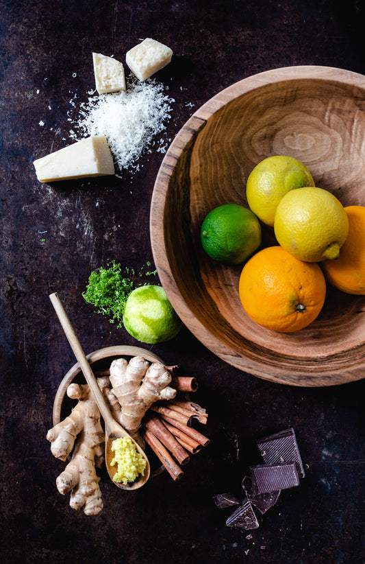 Grattugia Gourmet lama a stella. L'affilatissima e foto-incisa lama a stella trasforma formaggi a pasta dura, cioccolato, noce moscata e molto altro in leggerissimi fiocchi con cui guarnire i vostri piatti! Facile da pulire: sciacquare a mano sotto acqua corrente Lavabile in lavastoviglie. Misura: 31,2 cm x 7,5 cm x 3,00 cm Superficie grattugia: 12.6 cm x 6 cm. In negozio e online su tuttochic.it