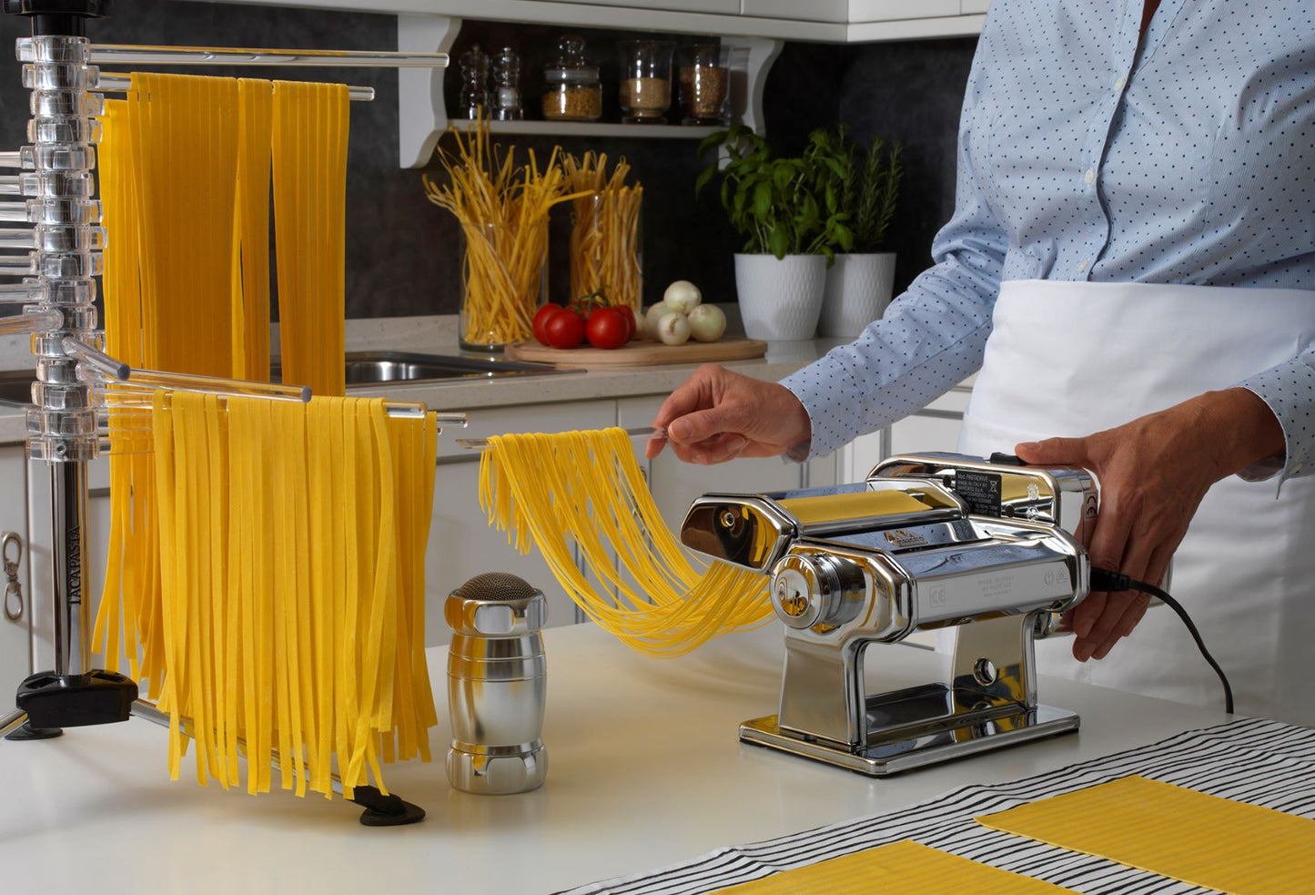 Tacapasta è sistema per l’essiccatura della pasta: sulle 16 aste a braccio è possibile stendere ben 2 chilogrammi di pasta fresca lunga. Le aste ruotano intorno a una colonna centrale, all’interno della quale è inserita una bacchetta estraibile che servirà per raccogliere la pasta. In negozio e online su tuttochic.it
