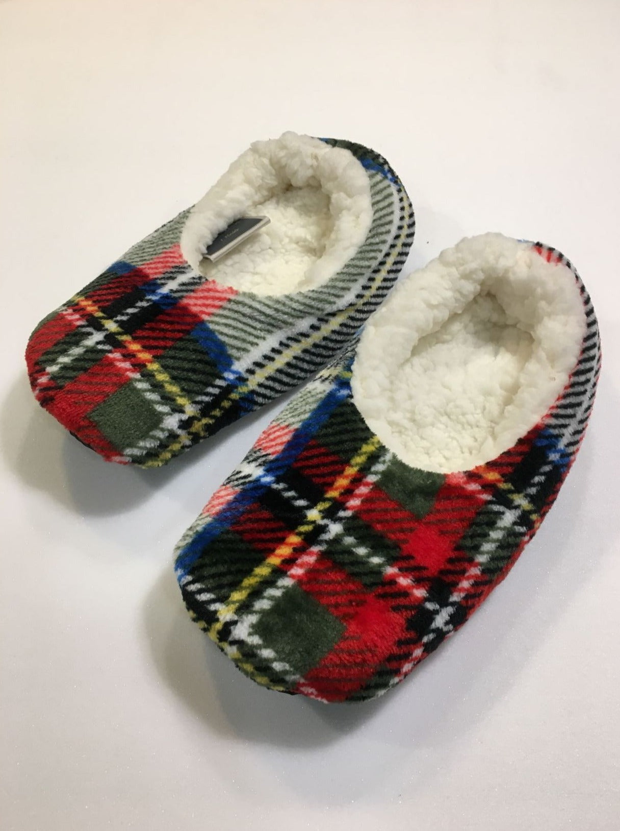 Pantofole Ballerine in morbidissima microfibra con fondo di colore bianco e decoro Tartan scozzese. Tessuto 100% poliestere. In negozio e online su tuttochic.it