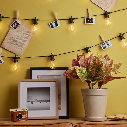 Filo con 30 lampadine a led dimmerabile, uso decorativo. Isolamento: Class II Grado protezione: IP44 per uso esterno Durata: 15000 ore Timer: 6 ore acceso + 18 ore spento (da telecomando) Dimmerabile: 4 intensità (da telecomando) Prolungabile: massimo 3 connessioni. In negozio e online su tuttochic.it