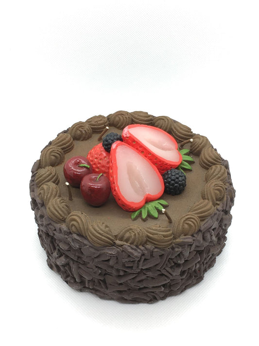 Candela decorativa a forma di torta decorata a mano. Dimensioni: diametro cm 14 x 9 h Materiale: cera Non è un giocattolo, tenere lontano dalla portata dei bambini.