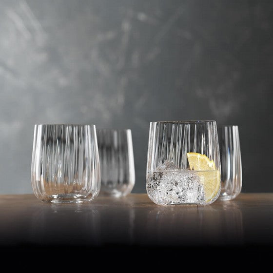 Set di 4 bicchieri tumbler in vetro cristallino lavorato. Dimensioni: mm 83 x 90 h - Capacità: 340 ml Lavabile in lavastoviglie. In negozio e online su tuttochic.it