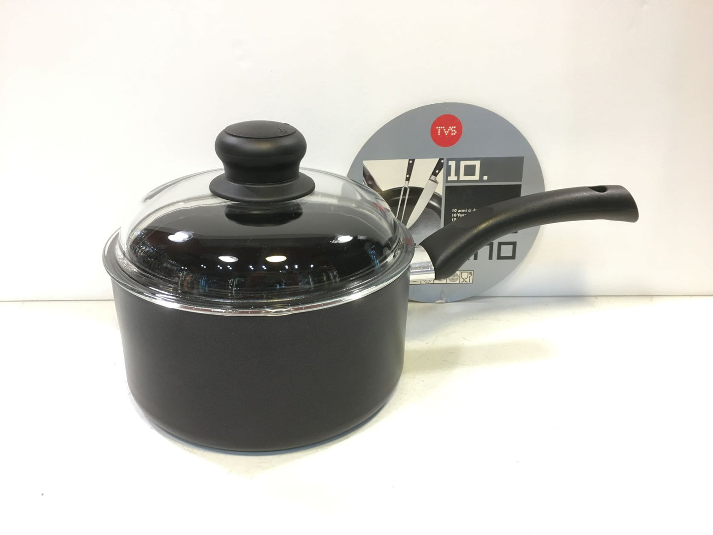 Casseruola fonda in alluminio con antiaderente e coperchio in vetro temperato con pomolo di regolazione della fuoriuscita del vapore. Dimensioni: diametro cm 20, altezza cm 10 (senza coperchio). In negozio e online su tuttochic.it