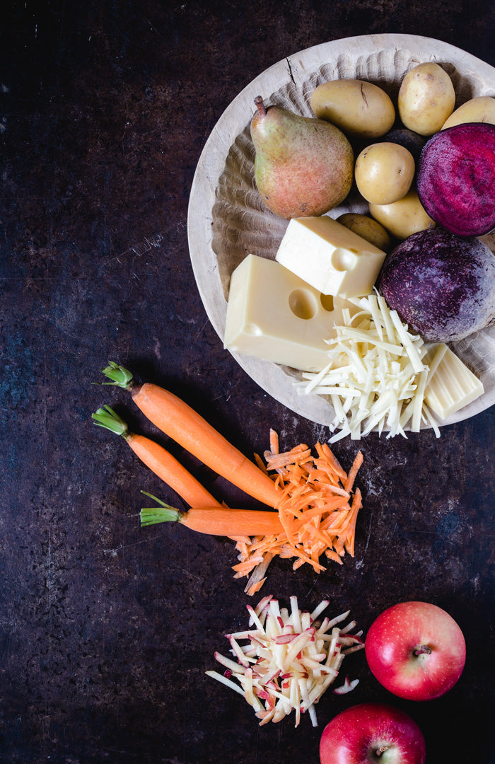 Grattugia Gourmet lama ultra spessa. L'affilatissima e foto-incisa lama ultra spessa permette di grattugiare in modo efficiente e senza fatica patate, mele, cavoli, zucchine, carote, cipolle, formaggi a pasta molle e a pasta dura, cioccolato e molti altri ingredienti. In negozio e online su tuttochic.it
