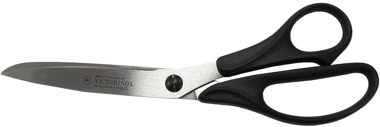 Forbici da casa Universali in acciaio Inox con occhielli in plastica. Alta qualità garantita Victorinox. Lunga durata. Contraddistinta dall'ottima qualità e purezza dell'acciaio inox impiegato che garantisce un taglio preciso e sottile. Lunghezza 23cm. In negozio e online su tuttochic.it