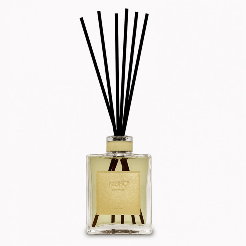 Profumatore d'ambiente in una raffinata bottiglia in vetro con particolari in pelle e pregiati bastoncini in fibre che diffondono intense fragranze per ambiente. Completo di essenza da 100 ml UVA E FICO Fragranza fruttata con intense note d’uva e fico. In negozio e online su tuttochic.it
