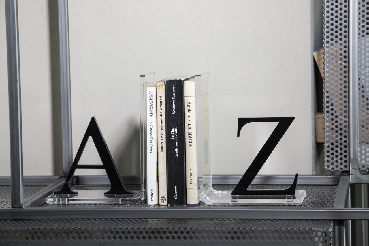 Coppia di reggilibro in cristallo acrilico trasparente con figura colore nero. Dimensioni cm 31 x 10 x 20 h. Spessore PMMA mm 10 sagoma e mm 8 corpo.