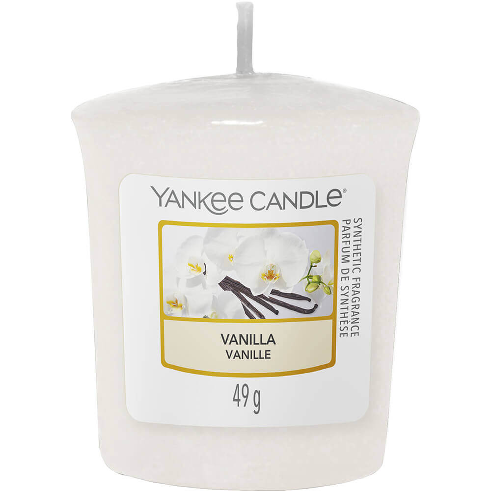 Informazioni sulla fragranza vanilla. Una fragranza ispirata alla vaniglia pura, dolce e leggera, zuccherina ma cremosa, e sempre seducente. Usate le vostre fragranze preferite in uno degli eleganti porta candela. Tempo di combustione: 15 ore circa. In negozio e online su tuttochic.it