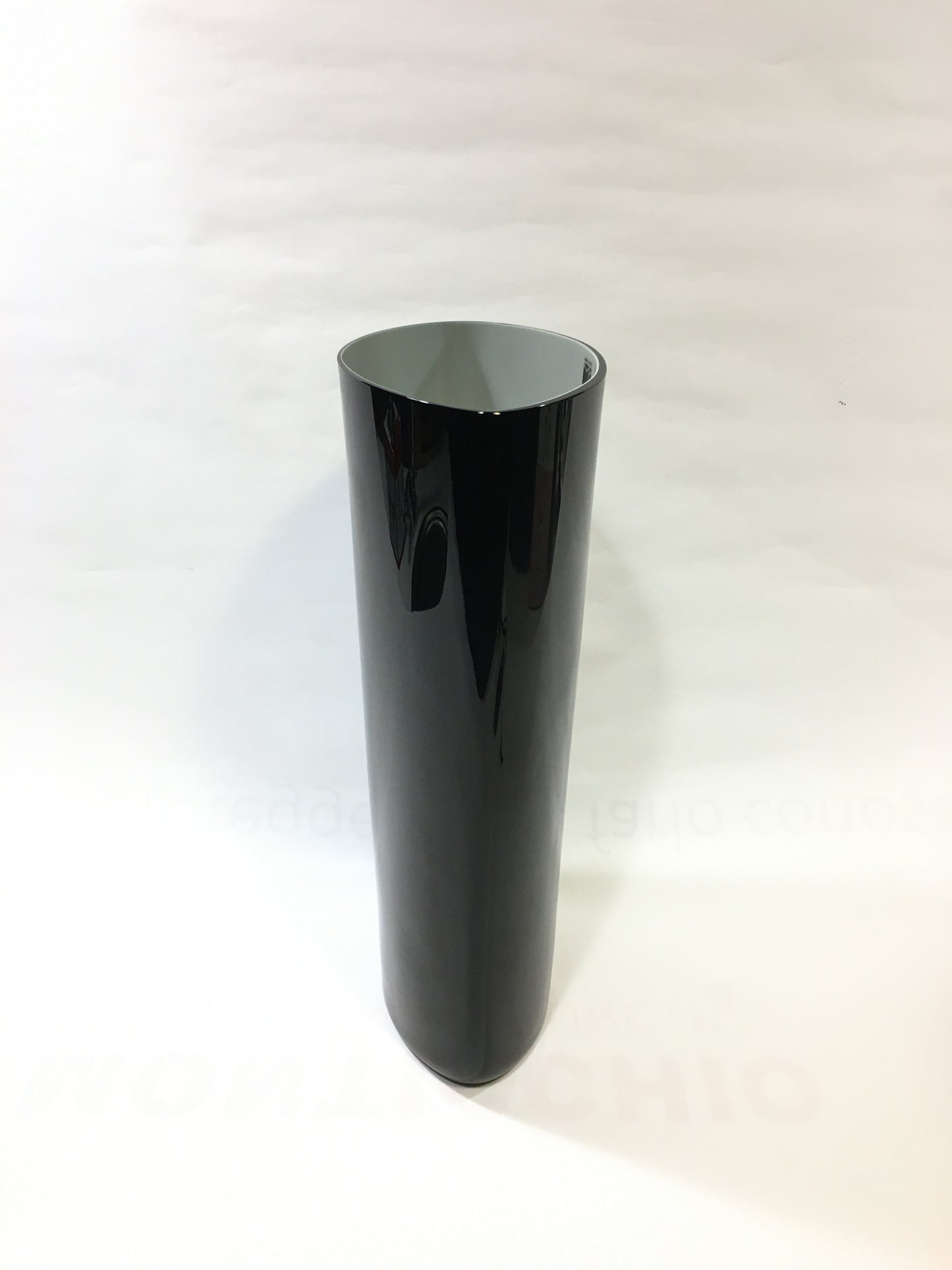 Vaso portafiori in pasta vitrea di Murano bicolore, soffiata a bocca e rifinita a mano. EDIZIONE LIMITATA Colori: esterno nero, interno avorio Dimensioni: diametro 188 mm, altezza 336 mm.