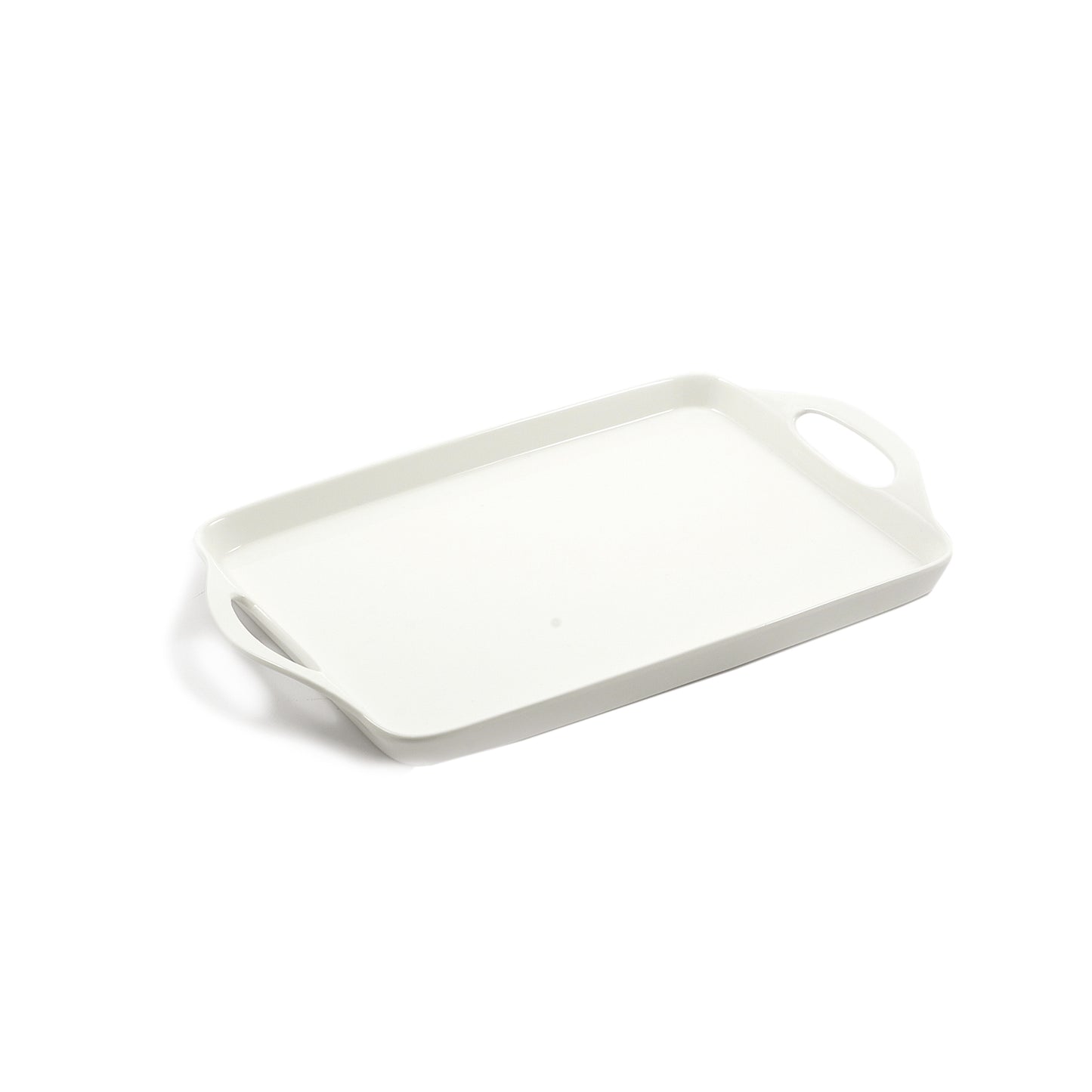 Vassoio rettangolare in porcellana con manici. Dimensioni: 43,5x26,5 cm. I complementi tavola di La Porcellana Bianca sono perfetti per ogni occasione. Lavabile in lavastoviglie Utilizzabile in microonde Utilizzabile in forno tradizionale. In negozio e online su tuttochic.it
