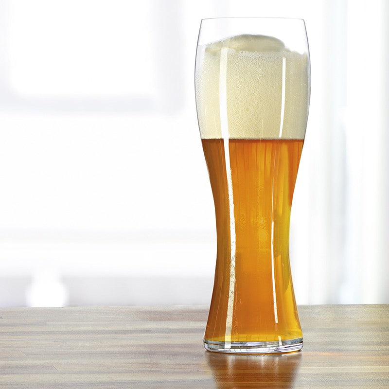 Set di 4 bicchieri per birra Weiss in vetro cristallino. I bicchieri da birra classici di Spiegelau migliorano il piacere di bere birra. Dimensioni: mm 81 x 238 h - Capacità: 700 ml. Lavabile in lavastoviglie. In negozio e online su tuttochic.it
