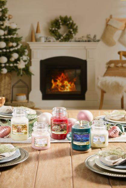 Sperimentate la gioia del Natale col suo profumo. Alberi di Natale scintillanti che profumano l'aria con dolci note, l'aroma di dolcetti appena sfornati che spinge i bambini a correre in cucina. trova la candela giusta per te su tuttochic.it