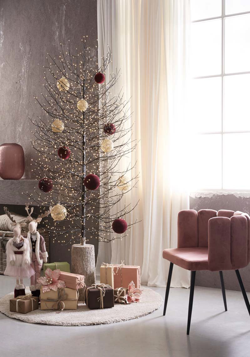 Alberi di Design Enzo De Gasperi Realizzati in metallo, con forme geometriche ispirate a faggi stilizzati o coni essenziali, questi alberi si trasformano in elementi decorativi di forte impatto visivo. In negozio e online su tuttochic.it