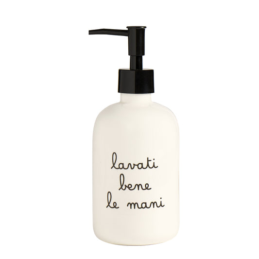 Dosasapone "Lavati bene le Mani" di Simple Day è realizzato in gres porcellanato di alta qualità, perfetto come portasapone in bagno o come dosatore di detersivo per piatti in cucina. Regala un tocco di eleganza e praticità al tuo spazio. Dimensioni 7.5 x 20 cm. In negozio e online su tuttochic.it