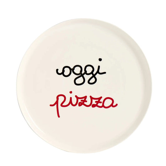 Prendi la sfida e goditi la tua pizza preferita su questo piatto in gres ceramico "oggi pizza"! Con un divertente decoro che ti farà sorridere, questo piatto è resistente e facile da pulire. Diametro: 31,5 cm Lavabile in lavastoviglie. In negozio e online su tuttochic.it