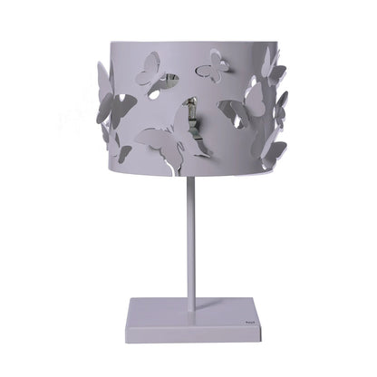 Lampada da tavolo Farfallosa di Arti & Mestieri. Realizzata in metallo di alta qualità, il suo paralume decorato con farfalle in rilievo crea un effetto di luce e ombre unico e suggestivo. In negozio e online su tuttochic.it