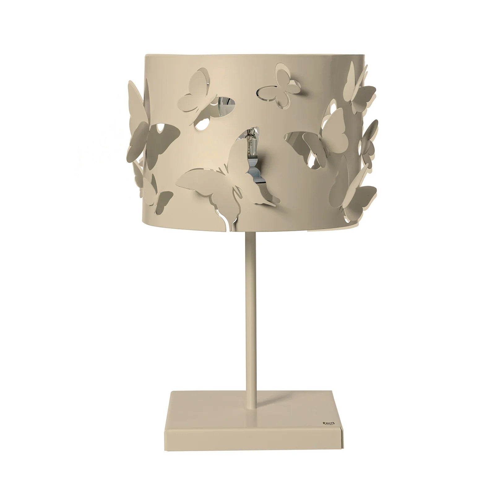 Lampada da tavolo Farfallosa di Arti & Mestieri. Realizzata in metallo di alta qualità, il suo paralume decorato con farfalle in rilievo crea un effetto di luce e ombre unico e suggestivo. In negozio e online su tuttochic.it