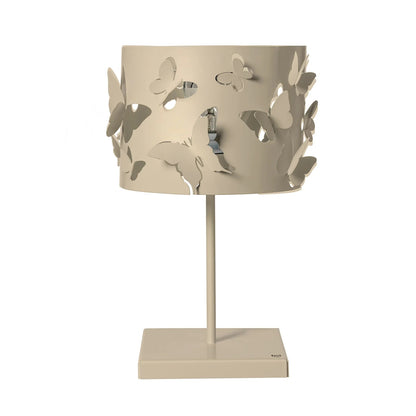 Lampada da tavolo Farfallosa di Arti & Mestieri. Realizzata in metallo di alta qualità, il suo paralume decorato con farfalle in rilievo crea un effetto di luce e ombre unico e suggestivo. In negozio e online su tuttochic.it
