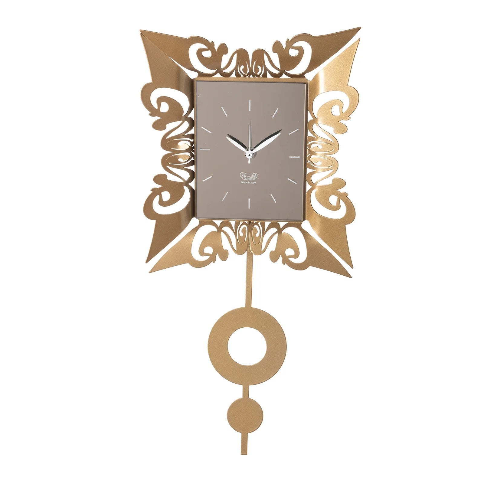 L'Orologio da parete Vaniti realizzato in resistente metallo colorato, questo orologio presenta una cornice artistica e un pendolo. Dimensioni: 26,7 x 54H cm Prodotto in Italia. In negozio e online su tuttochic.it