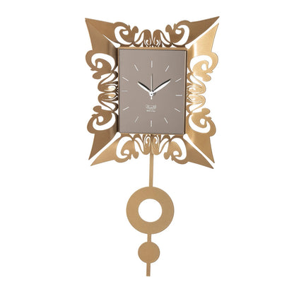 L'Orologio da parete Vaniti realizzato in resistente metallo colorato, questo orologio presenta una cornice artistica e un pendolo. Dimensioni: 26,7 x 54H cm Prodotto in Italia. In negozio e online su tuttochic.it