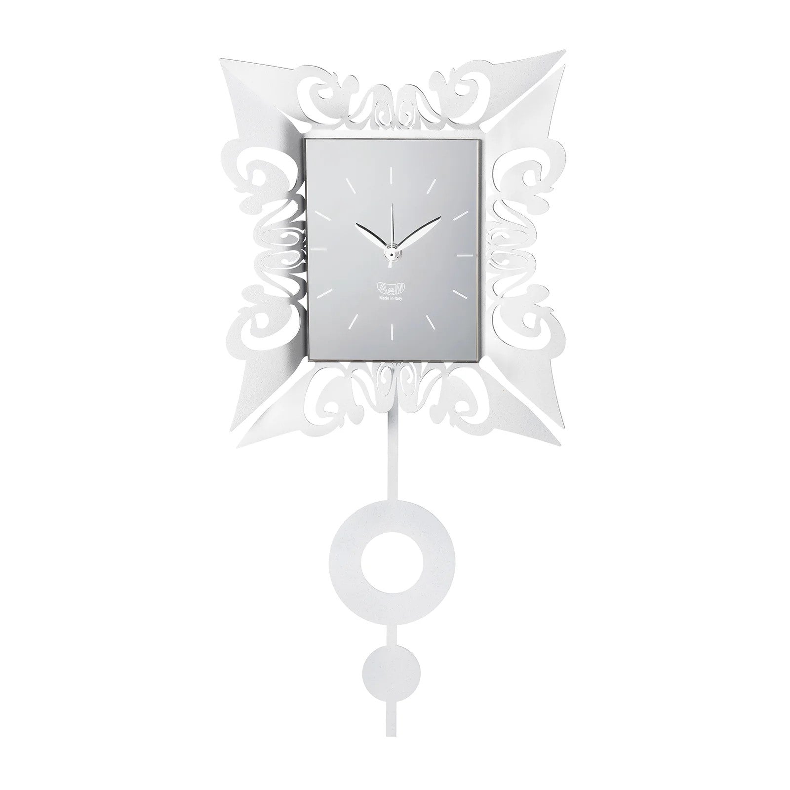 L'Orologio da parete Vaniti realizzato in resistente metallo colorato, questo orologio presenta una cornice artistica e un pendolo. Dimensioni: 26,7 x 54H cm Prodotto in Italia. In negozio e online su tuttochic.it
