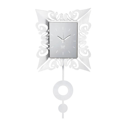 L'Orologio da parete Vaniti realizzato in resistente metallo colorato, questo orologio presenta una cornice artistica e un pendolo. Dimensioni: 26,7 x 54H cm Prodotto in Italia. In negozio e online su tuttochic.it