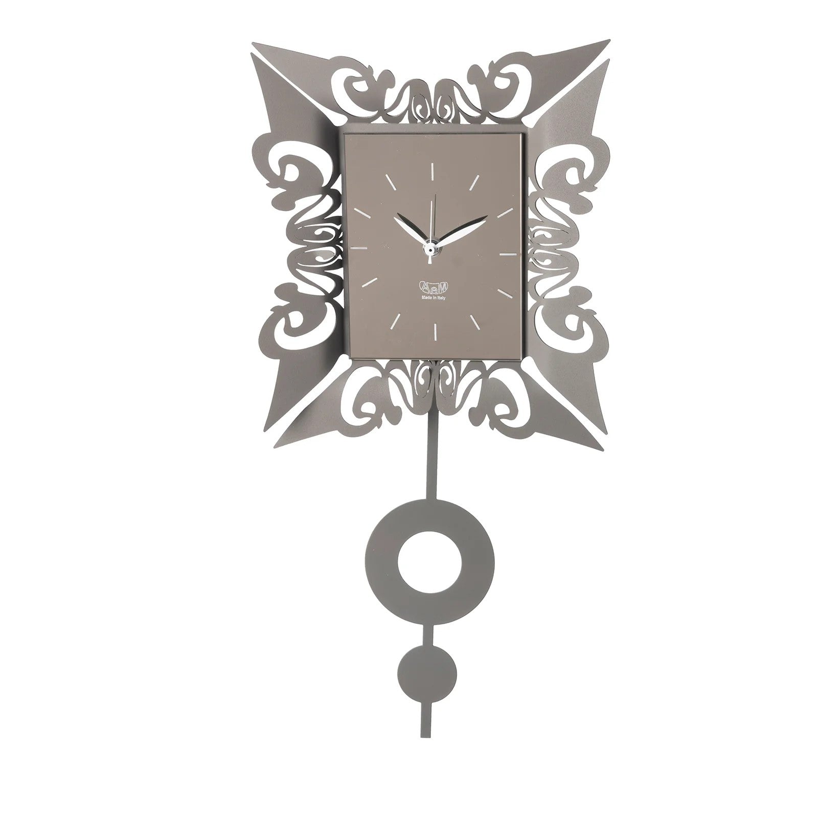 L'Orologio da parete Vaniti realizzato in resistente metallo colorato, questo orologio presenta una cornice artistica e un pendolo. Dimensioni: 26,7 x 54H cm Prodotto in Italia. In negozio e online su tuttochic.it