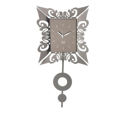 L'Orologio da parete Vaniti realizzato in resistente metallo colorato, questo orologio presenta una cornice artistica e un pendolo. Dimensioni: 26,7 x 54H cm Prodotto in Italia. In negozio e online su tuttochic.it
