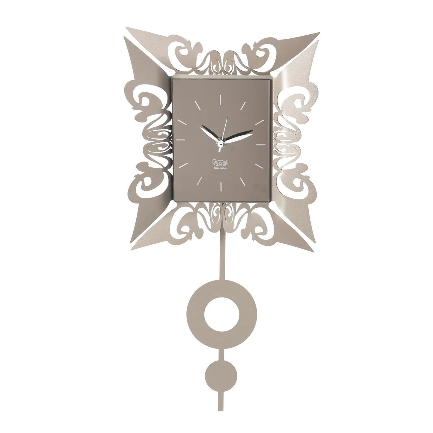 L'Orologio da parete Vaniti realizzato in resistente metallo colorato, questo orologio presenta una cornice artistica e un pendolo. Dimensioni: 26,7 x 54H cm Prodotto in Italia. In negozio e online su tuttochic.it