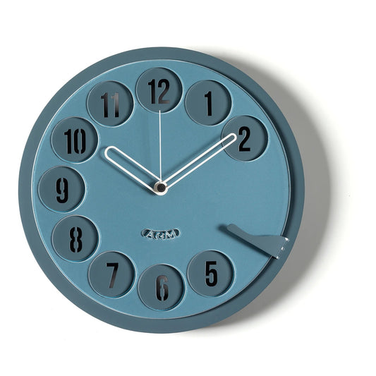 Orologio da parete Call Me! Il quadrante in metallo e plexiglass è ispirato al classico telefono a disco. Dimensioni: Ø cm 30 x cm 4. In negozio e online su tuttochic.it
