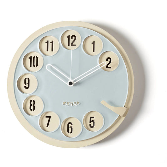Orologio da parete Call Me! Il quadrante in metallo e plexiglass è ispirato al classico telefono a disco. Dimensioni: Ø cm 30 x cm 4. In negozio e online su tuttochic.it