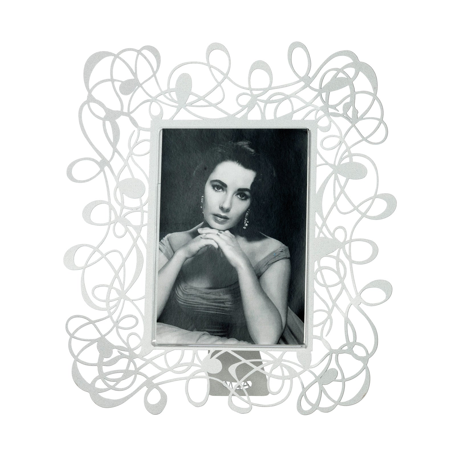 Il porta foto grande Scarabocchio è davvero originale  e al tempo stesso elegante e raffinato. Può impreziosire qualsiasi ambiente, salotto, camera da letto oppure studio. Dimensioni 26 x 30 h cm cornice esterna e 14 x 18 h cm foto Materiale: metallo. In negozio e online su tuttochic.it