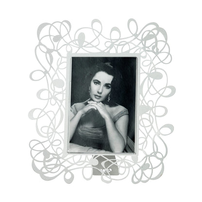 Il porta foto grande Scarabocchio è davvero originale  e al tempo stesso elegante e raffinato. Può impreziosire qualsiasi ambiente, salotto, camera da letto oppure studio. Dimensioni 26 x 30 h cm cornice esterna e 14 x 18 h cm foto Materiale: metallo. In negozio e online su tuttochic.it