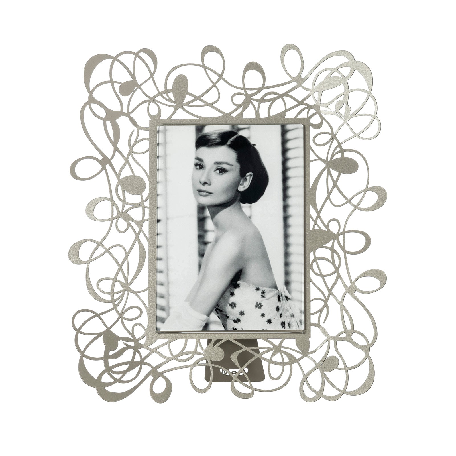 Il porta foto grande Scarabocchio è davvero originale  e al tempo stesso elegante e raffinato. Può impreziosire qualsiasi ambiente, salotto, camera da letto oppure studio. Dimensioni 26 x 30 h cm cornice esterna e 14 x 18 h cm foto Materiale: metallo. In negozio e online su tuttochic.it