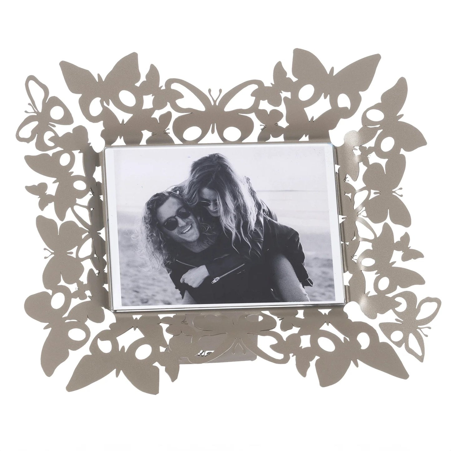 Portafoto Farfalloso orizzontale. Realizzato in metallo decorato con farfalle di diverse dimensioni. Dimensioni: 30,5 x 25,5 H cm (17 x 13 cm formato foto) Prodotto in Italia. In negozio e online su tuttochic.it