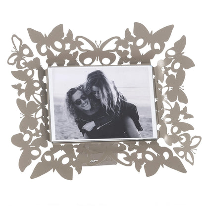 Portafoto Farfalloso orizzontale. Realizzato in metallo decorato con farfalle di diverse dimensioni. Dimensioni: 30,5 x 25,5 H cm (17 x 13 cm formato foto) Prodotto in Italia. In negozio e online su tuttochic.it