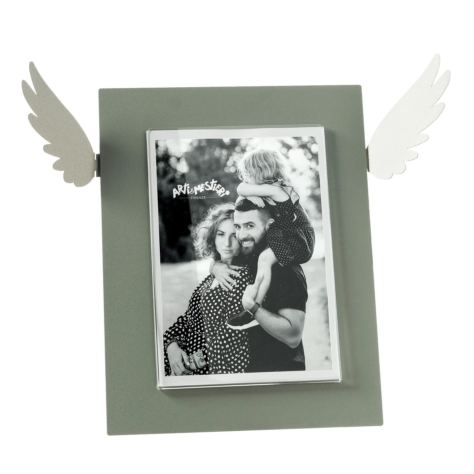 Portafoto Icaro di Arti e Mestieri. Realizzato in metallo colorato con le ali che si estendono dai lati, ispirato al mito di Icaro. Dimensioni: 33,3 x 25 h cm (13x18 formato foto). In negozio e online su tuttochic.it