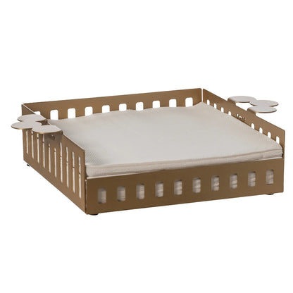 Portatovaglioli grande Old di Arti e Mestieri. Realizzato in metallo colorato e adornato con eleganti maniglie laterali, è perfetto per conferire un tocco di raffinatezza tipico della collezione Old. Dimensioni: 29 x 21 x 6 H cm. In negozio e online su tuttochic.it