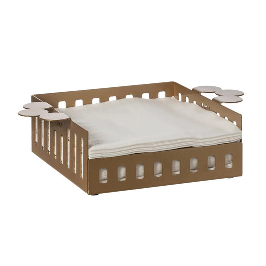 Portatovaglioli grande Old di Arti e Mestieri. Realizzato in metallo colorato e adornato con eleganti maniglie laterali, è perfetto per conferire un tocco di raffinatezza tipico della collezione Old. Dimensioni: 25 x 17 x 6 H cm. In negozio e online su tuttochic.it