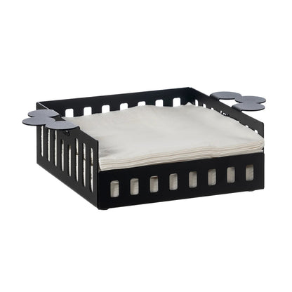 Portatovaglioli grande Old di Arti e Mestieri. Realizzato in metallo colorato e adornato con eleganti maniglie laterali, è perfetto per conferire un tocco di raffinatezza tipico della collezione Old. Dimensioni: 25 x 17 x 6 H cm. In negozio e online su tuttochic.it