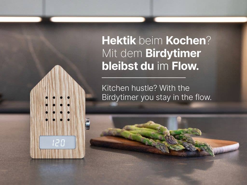 Timer Birdytimer Oak su un piano cucina moderno per un'atmosfera zen.