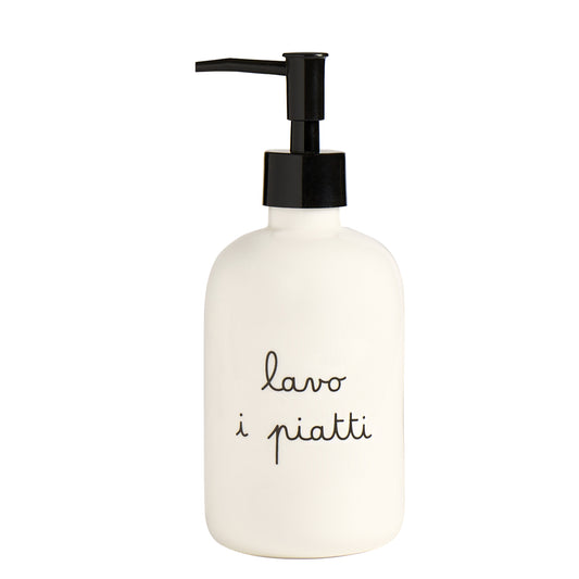 Dosasapone "Lavo i piatti" di Simple Day è realizzato in gres porcellanato di alta qualità, perfetto come portasapone in bagno o come dosatore di detersivo per piatti in cucina. Regala un tocco di eleganza e praticità al tuo spazio. Dimensioni 7.5 x 20 cm. In negozio e online su tuttochic.it